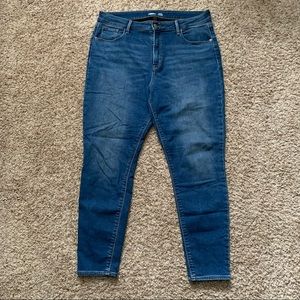 Old Navy Built-In Warm Skinny Jeans in Medium Wash, size 16